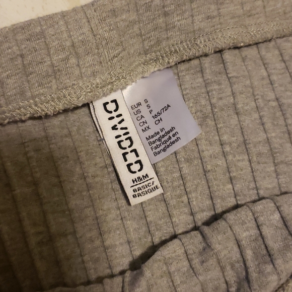 A simple basic mini skirt - Picture 3 of 3